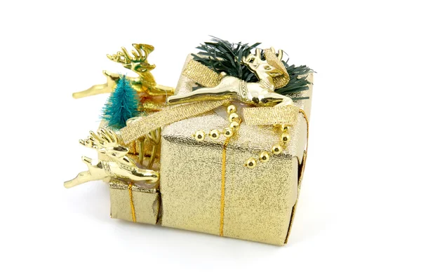 Caixa de presente de Natal dourado — Fotografia de Stock