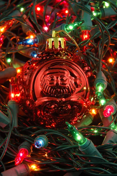 Bola roja de Navidad en luces de Navidad — Foto de Stock
