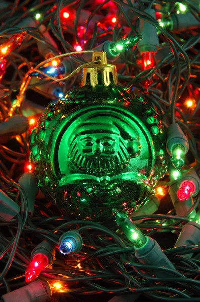 Grüne Weihnachtskugel in Weihnachtsbeleuchtung — Stockfoto