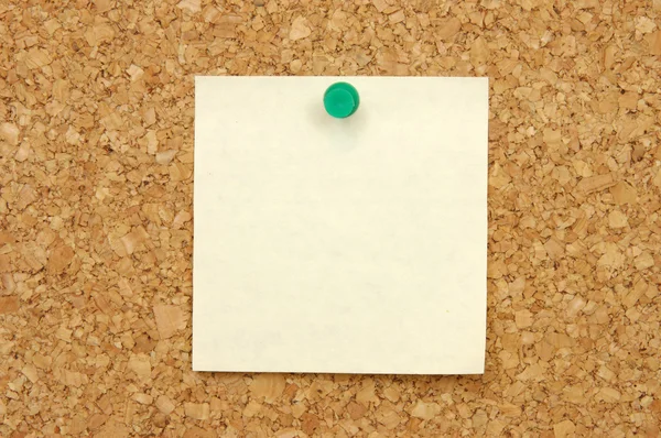 Post-it note with pushpin on corkboard — Stock Photo, Image