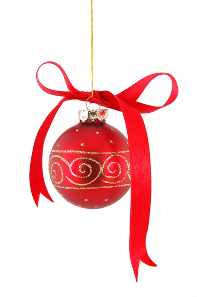 Cinta en bola roja de Navidad colgando sobre blanco —  Fotos de Stock