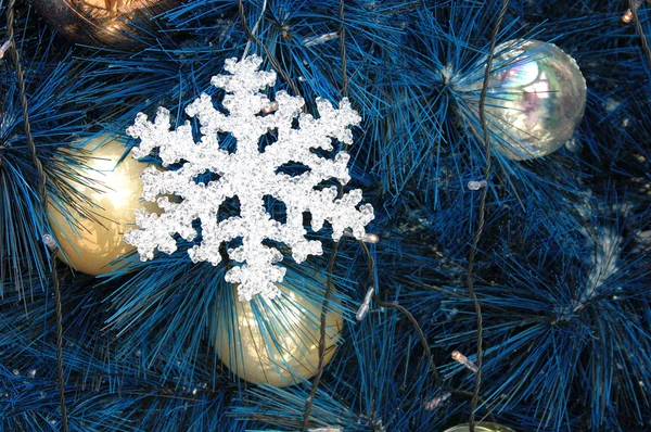 Kar tanesi süs mavi Noel ağacı üzerinde — Stok fotoğraf