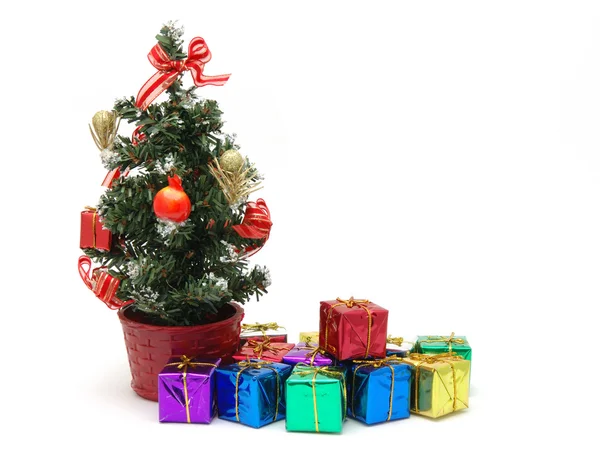 Árbol de Navidad y regalos —  Fotos de Stock