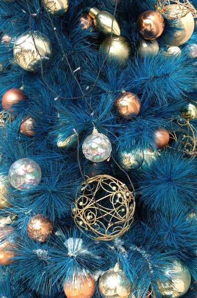 Bakgrund av christmas ornament på träd — Stockfoto