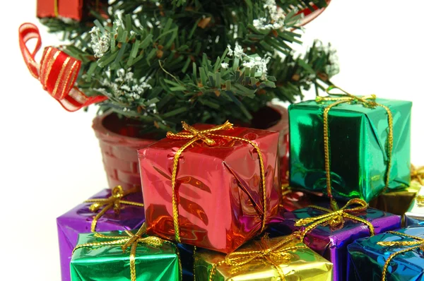 Primo piano dei regali sotto l'albero di Natale — Foto Stock