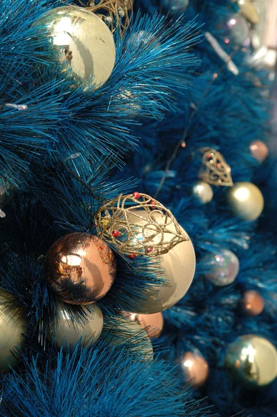 나무에 달린 크리스마스 장식 — 스톡 사진