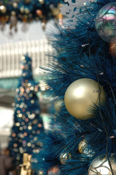 Золотой рождественский бал на дереве — стоковое фото