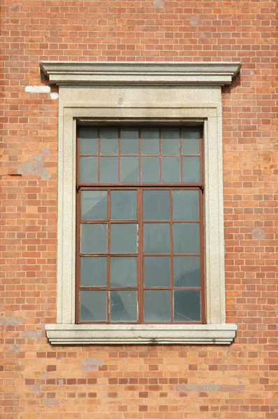 Altes Fenster in Ziegelmauer — Stockfoto
