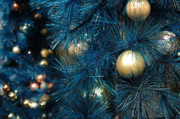 Kerst ornamenten op boom — Stockfoto