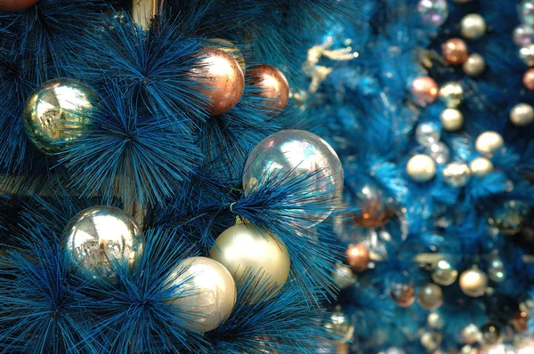 Ağaçtaki Noel süsleri — Stok fotoğraf