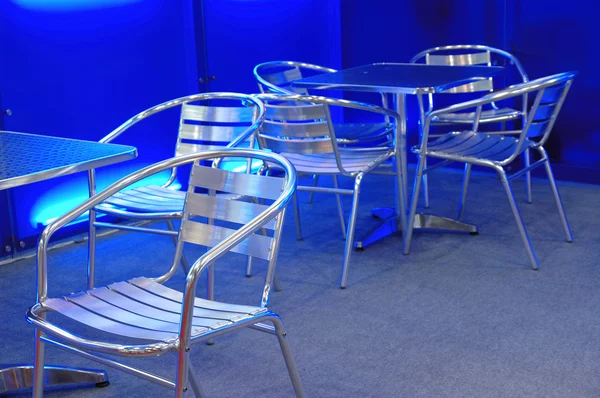 Üres rozsdamentes acél székek és asztalok — Stock Fotó