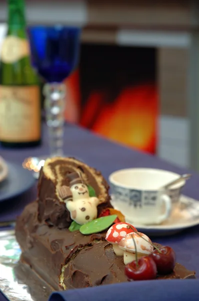 Christmas choklad kaka på bordet — Stockfoto