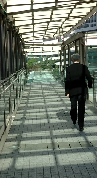 Empresario caminando en puente moderno — Foto de Stock