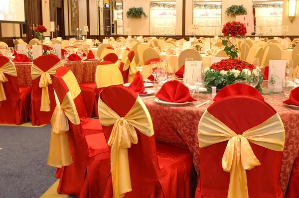 Definição de mesa no banquete de casamento — Fotografia de Stock