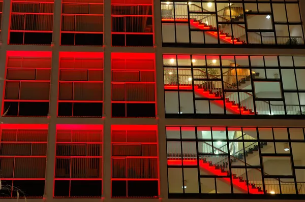 Edificio per uffici in illuminazione rossa — Foto Stock