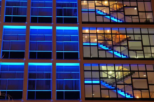 Kontorsbyggnad i blå belysning — Stockfoto