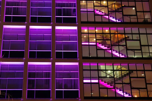Bürogebäude in violettem Licht — Stockfoto