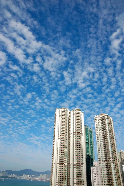 Lyxig lägenhet i blå himmel — Stockfoto
