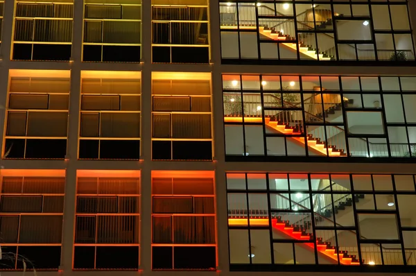 Edificio de oficinas en iluminación naranja — Foto de Stock