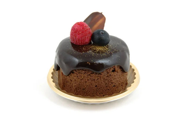 Pastel de chocolate con cobertura de frambuesa y arándanos — Foto de Stock