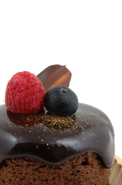 Ciasto czekoladowe z malin i jagód polewa — Zdjęcie stockowe