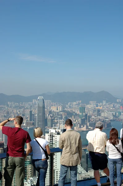 旅游者观光香港天际线 — 图库照片