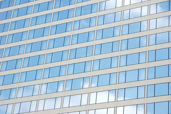 Edificio ventanas reflexión — Foto de Stock