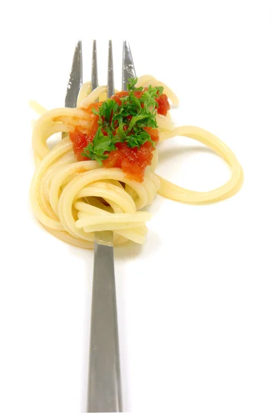 Espaguete em garfo com molho de tomate e salsa — Fotografia de Stock