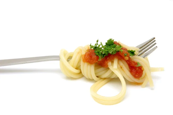 Espaguete em garfo com molho de tomate e salsa — Fotografia de Stock