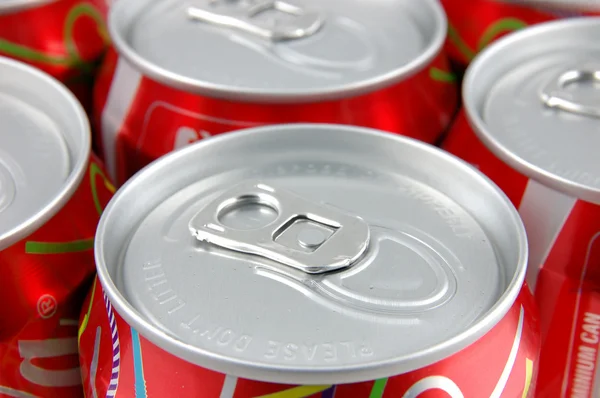 Latas de refrigerante vermelho — Fotografia de Stock