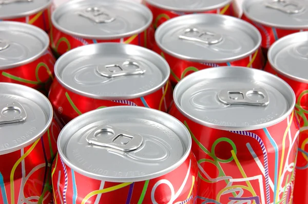 Vermelho refrigerante latas fundo — Fotografia de Stock