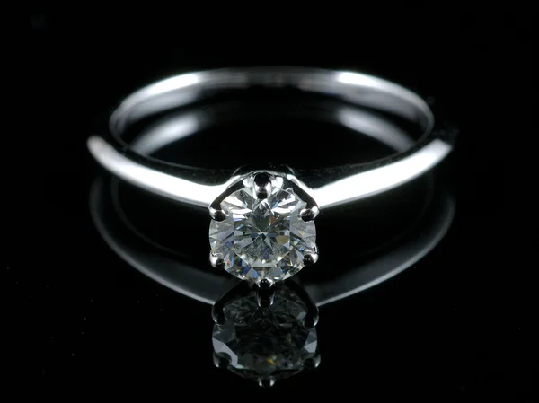 Anel de diamante com reflexão — Fotografia de Stock