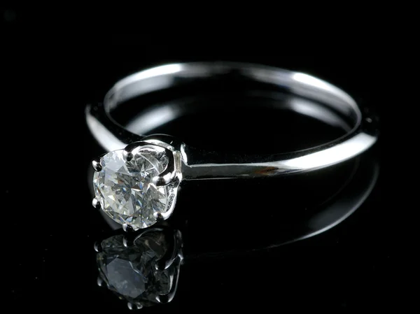Алмазное кольцо с отражением — стоковое фото