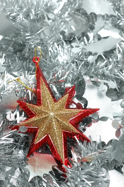 Різдвяна зірка над срібною гірляндою — стокове фото
