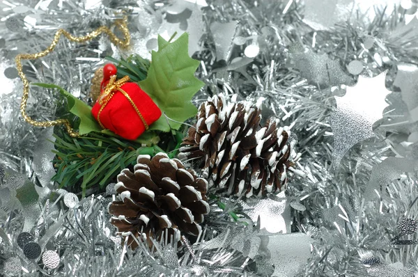 Enfeites de Natal sobre grinalda de prata — Fotografia de Stock
