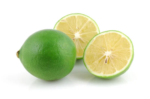 Limón fresco y cortado a la mitad —  Fotos de Stock