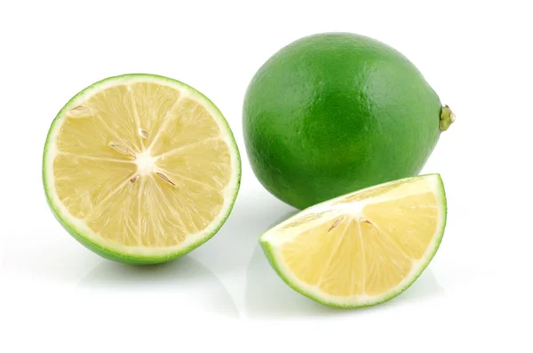Limón fresco y cortado a la mitad —  Fotos de Stock