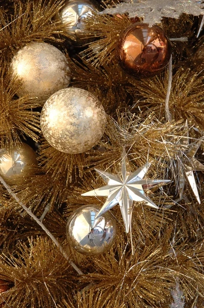 Ornamentos na árvore de Natal — Fotografia de Stock