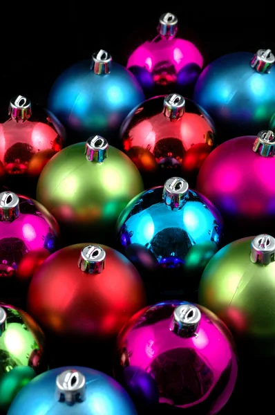 Разноцветные рождественские балы — стоковое фото