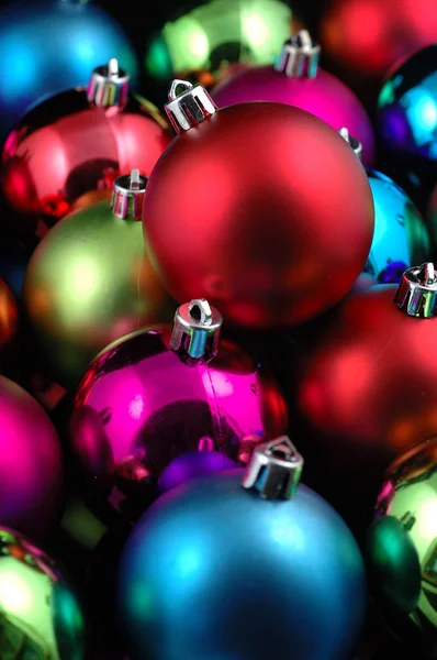 Többszínű karácsonyi labdák — Stock Fotó