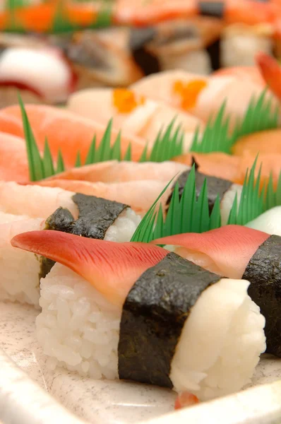 Blandad sushi tallrik — Stockfoto
