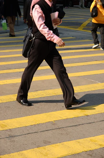 Business man crossing street — Stock Photo, Image