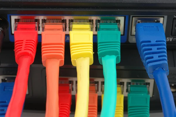 Mehrfarbige Kabel angeschlossen — Stockfoto