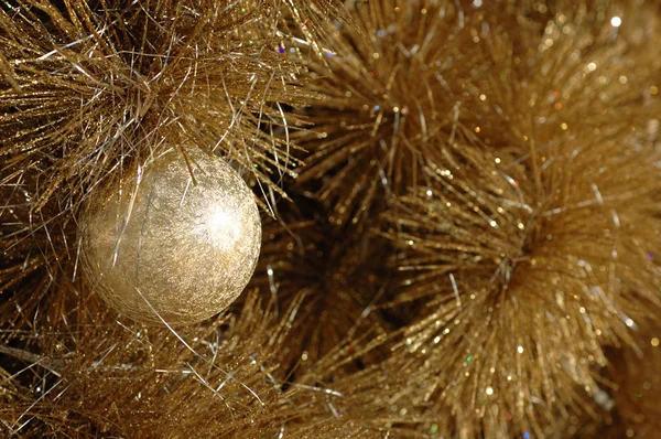 Золотой рождественский бал на дереве Стоковая Картинка