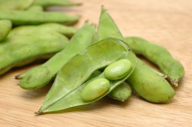 Edamame kesme tahtası üzerinde