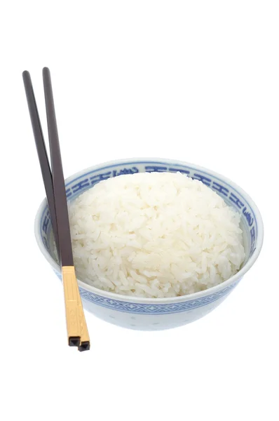 Ciotola di riso cotto con bacchette — Foto Stock