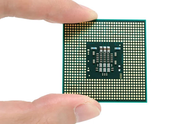 Dedos segurando uma CPU — Fotografia de Stock
