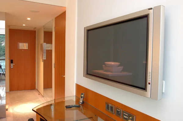 Plasma tv in hotelkamer — Stockfoto