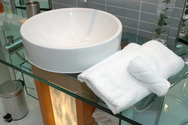 Bath towels and sink — Stock Photo, Image