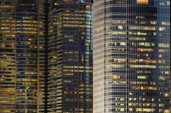 Éjszakai jelenet az üzleti célú épületek — Stock Fotó